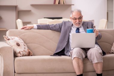 Salgın sırasında evden çalışan eski bir işadamı