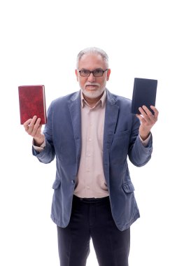 Yaşlı erkek öğretmen beyaz üzerine kitap tutuyor.