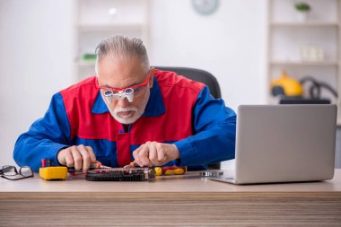 Laboratuvarda eski bir tamirci bilgisayar tamir ediyordu.