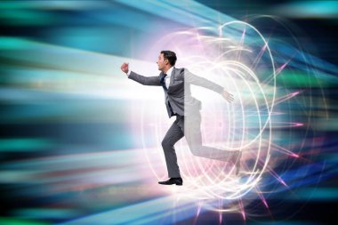 İş adamı iş dünyasında sanal dünyaya giriyor.