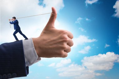 İş adamı onay konseptinde ip çekiyor.