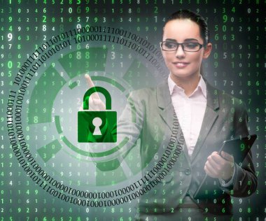 Dijital güvenlik kavramındaki adam düğmeye basıyor.