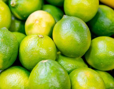 Marketteki narenciye meyveleri.