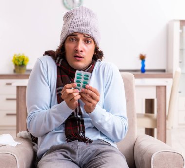 Genç adam evde grip olmuş.