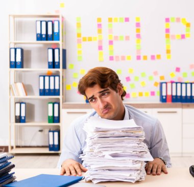 Genç çalışan aşırı çalışmaktan muzdarip.