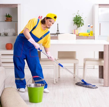 Ev işi yapan yaşlı kadın müteahhit.