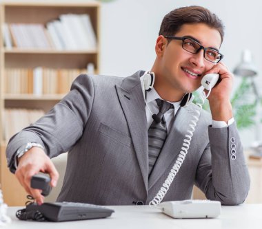 Ofisteki kızgın yardımcı operatör.