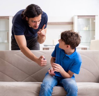 Reşit olmayan bir çocuğun ve ailenin sigara içmesi.
