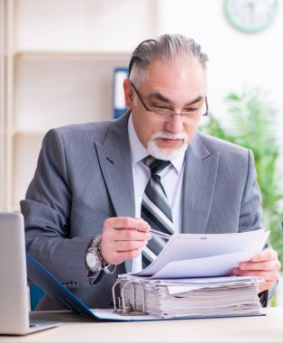 Yaşlı erkek çalışan aşırı işten memnun değil.