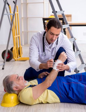 Genç doktor ve yaşlı müteahhit ilk yardım konseptinde