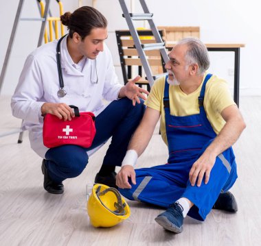 Genç doktor ve yaşlı müteahhit ilk yardım konseptinde