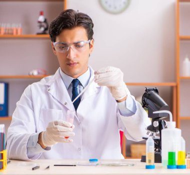 Laboratuvarda çalışan yakışıklı biyokimyacı.