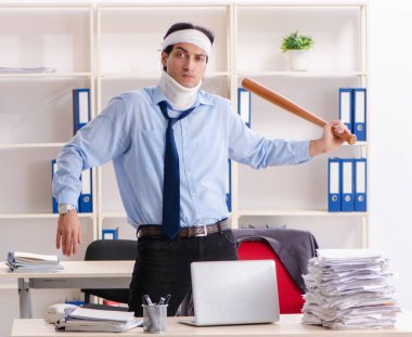 Ofiste çalışan yaralı genç adam.