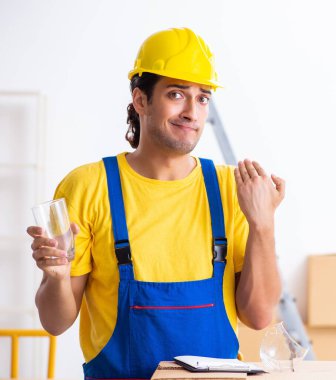 Genç profesyonel nakliyeci evde taşınıyor.