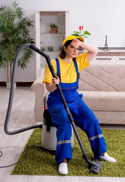Oude Vrouwelijke Aannemer Doet Huishoudelijk Werk — Stockfoto