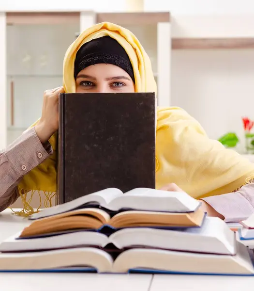 Aluna Hijab Prepara Para Exames — Fotografia de Stock