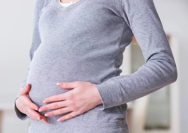 Mujer Embarazada Tocando Vientre — Foto de Stock