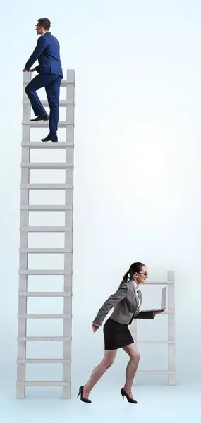 男性と女性の間のキャリアの機会均等という概念 — ストック写真