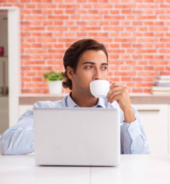 Ofiste çalışan genç yakışıklı eleman.