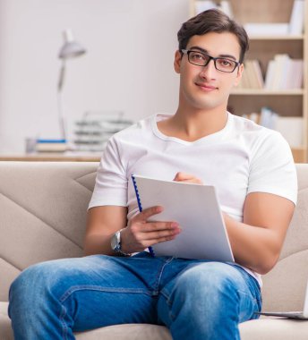 Kanepede oturan adam.