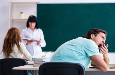 Eski öğretmen ve öğrenciler sınıfta.