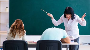 Eski öğretmen ve öğrenciler sınıfta.