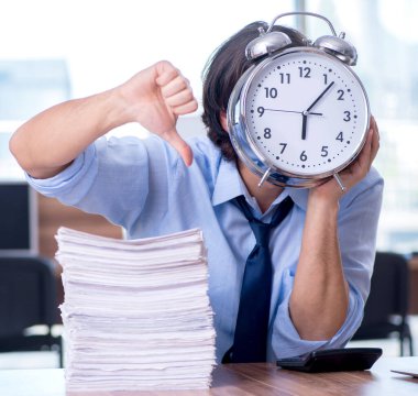 Genç çalışan aşırı işten memnun değil.