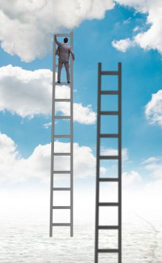 İş adamı gökyüzüne doğru merdivenleri çıkıyor.