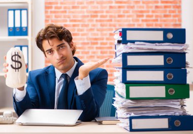 Genç ve zarif adam çok fazla çalışmaktan memnun değil.