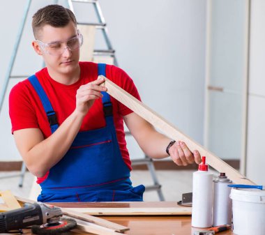 Atölyede çalışan müteahhit.