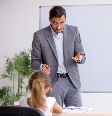 Sınıfta genç kızla birlikte olan öğretmen.