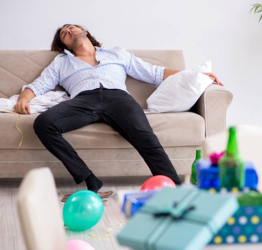 Genç adam doğum gününü evde kutluyor.