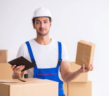 Genç erkek, profesyonel nakliyeci evde yer değiştiriyor.