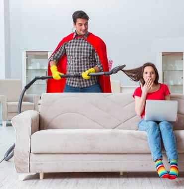 Süper kahraman koca karısına evde yardım ediyor.