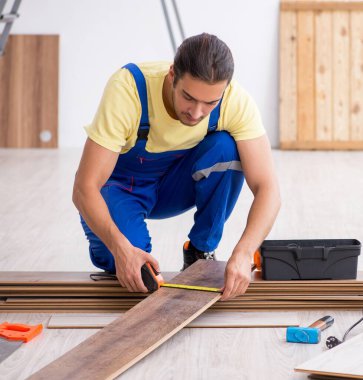 İçeride çalışan genç erkek müteahhit.