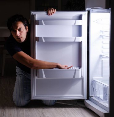 Geceleri buzdolabının yanında diyet yapmayan adam.