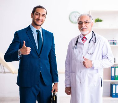 Doktor ve iş adamı tıbbi projeyi tartışıyor