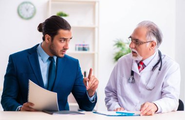Doktor ve iş adamı tıbbi projeyi tartışıyor