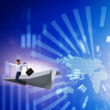 İş konseptinde kağıt uçakla uçan işadamı