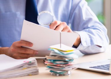 Bütçe planlama konseptinde çalışan genç bir erkek.