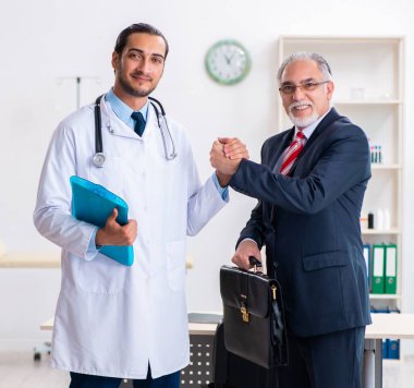 Doktor ve iş adamı tıbbi projeyi tartışıyor