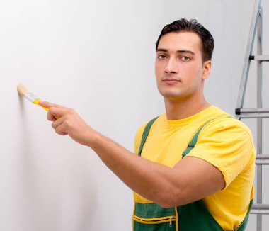 İnşaat işçisi şantiyede çalışıyor.