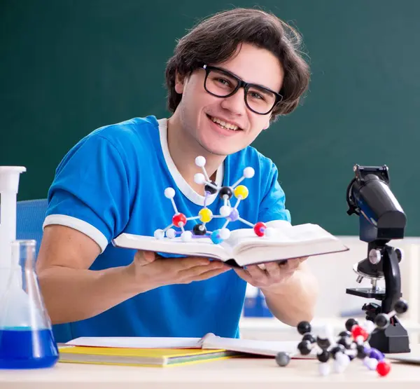 Sınıftaki genç erkek öğrenci.