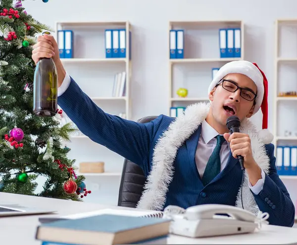 Adamı Noel Tatilini Ofiste Kutluyor — Stok fotoğraf