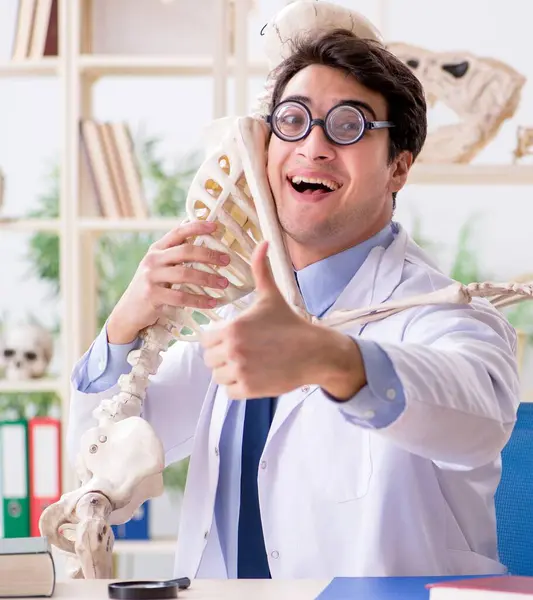 Gekke Professor Die Menselijk Skelet Bestudeert — Stockfoto