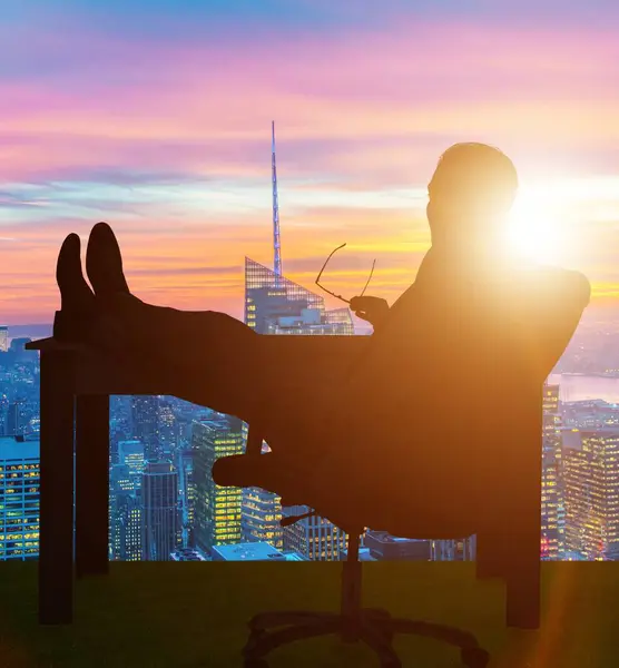 İş adamı ofiste dinleniyor.