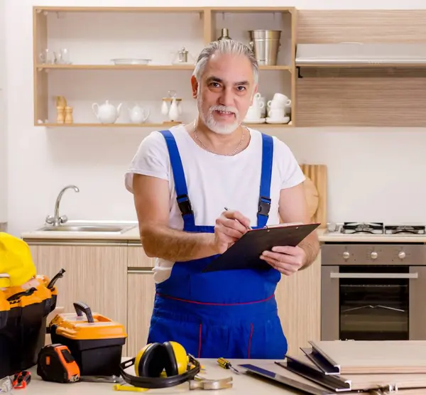 Aged Contractor Repairman Working Kitchen — Stock Photo, Image
