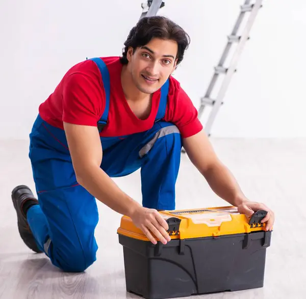 İçeride çalışan yakışıklı müteahhit.