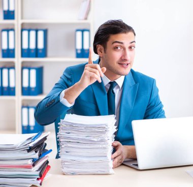 Genç erkek çalışan aşırı işten memnun değil.