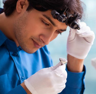 Genç kuyumcu atölyesinde çalışıyor.